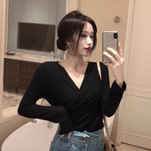 Modern női blúz spitz nyakkivágással és hosszú ujjú fekete és zöld színben