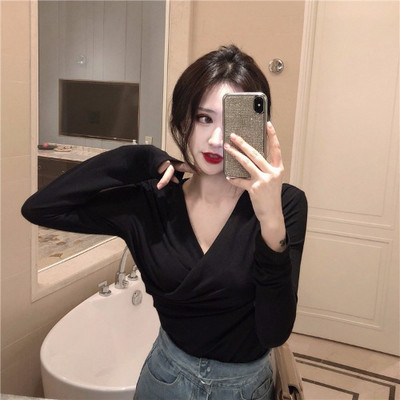 Modern női blúz spitz nyakkivágással és hosszú ujjú fekete és zöld színben