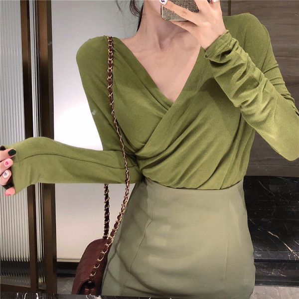 Modern női blúz spitz nyakkivágással és hosszú ujjú fekete és zöld színben