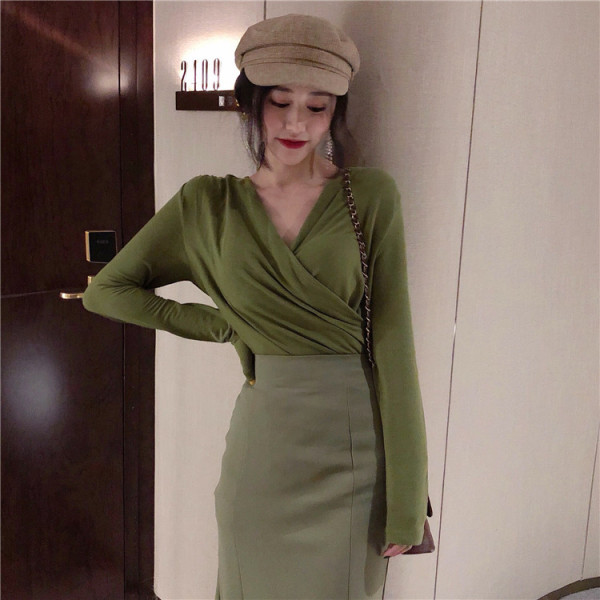 Modern női blúz spitz nyakkivágással és hosszú ujjú fekete és zöld színben