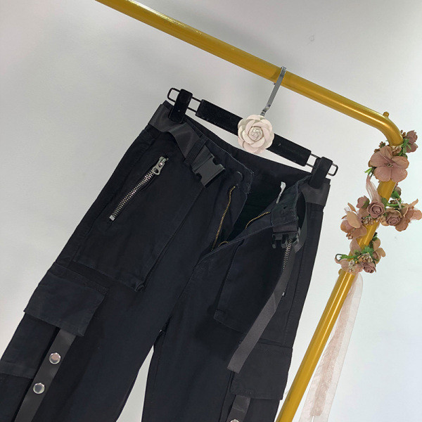 Női ellentmondásos alkalmi nadrág zsebekkel és övvel