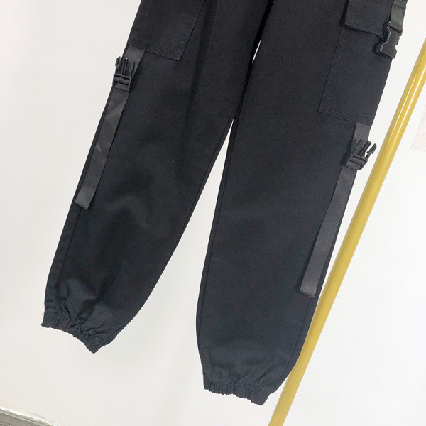 Pantaloni lungi sport-casual de culoare neagră cu buzunare și curea