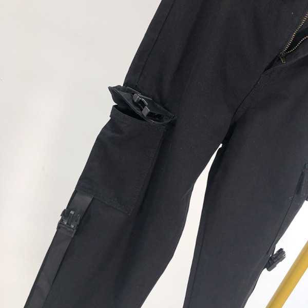 Pantaloni lungi sport-casual de culoare neagră cu buzunare și curea