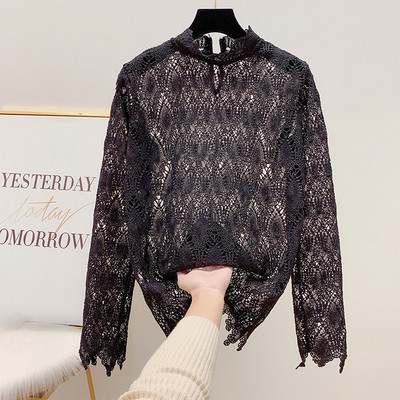 Női csipkeblúz alacsony gallérral, fehér és fekete színben