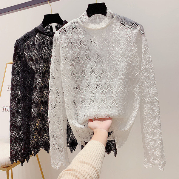 Női csipkeblúz alacsony gallérral, fehér és fekete színben