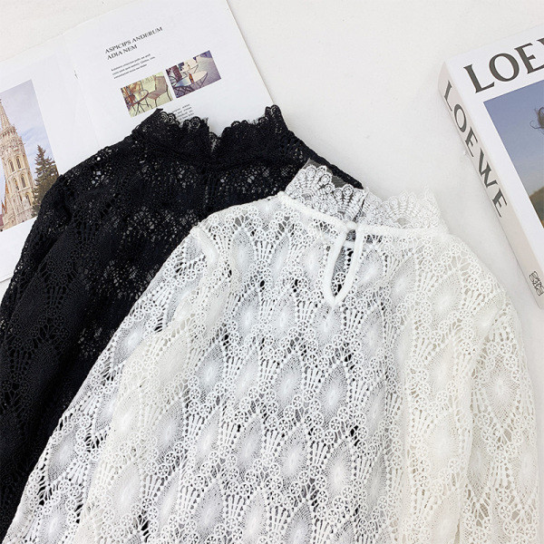 Női csipkeblúz alacsony gallérral, fehér és fekete színben