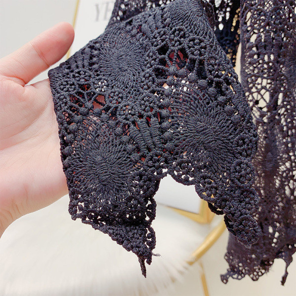 Női csipkeblúz alacsony gallérral, fehér és fekete színben