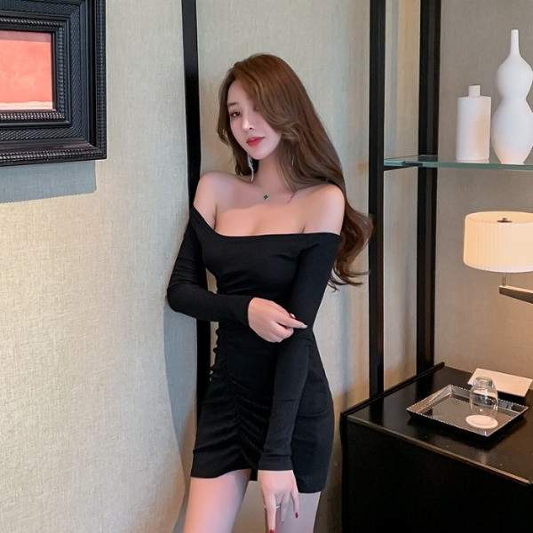 Modern női ruha hosszú ujjal és csupasz vállú rózsaszín és fekete színben