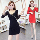 Stílusos női ruha spitz nyakkivágással, fekete és piros kövekkel