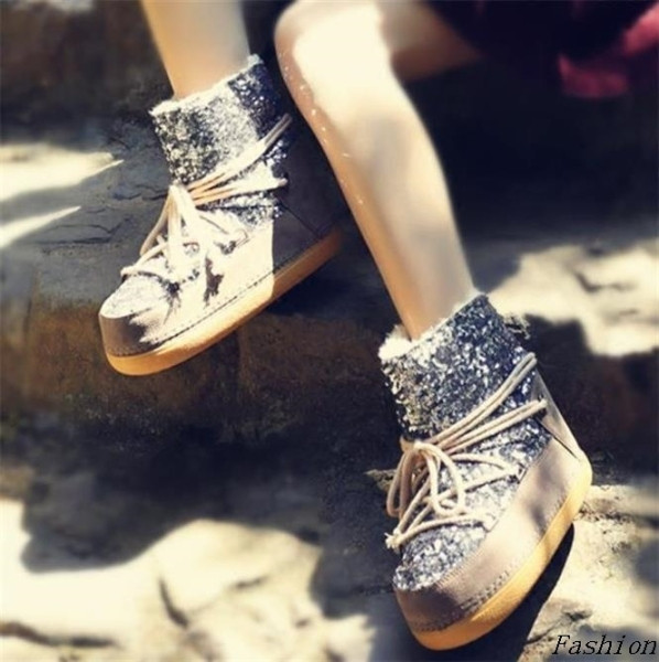 Alkalmi női csizma flitterekkel és fűzős szürke és fekete színben