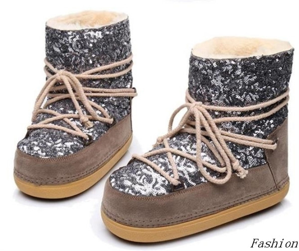 Alkalmi női csizma flitterekkel és fűzős szürke és fekete színben