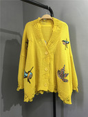 Stílusos női kardigán színes hímzéssel, szakadt motívumokkal