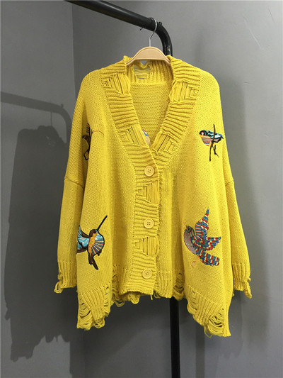 Stílusos női kardigán színes hímzéssel, szakadt motívumokkal