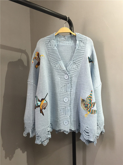 Stílusos női kardigán színes hímzéssel, szakadt motívumokkal