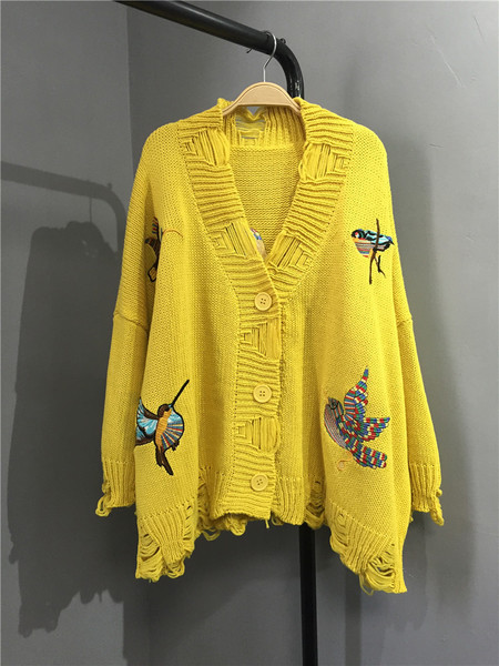 Stílusos női kardigán színes hímzéssel, szakadt motívumokkal