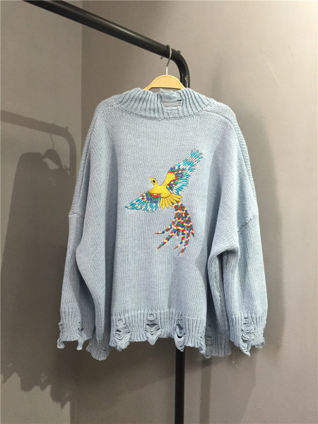 Stílusos női kardigán színes hímzéssel, szakadt motívumokkal