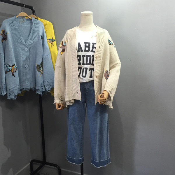 Stílusos női kardigán színes hímzéssel, szakadt motívumokkal