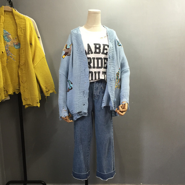 Stílusos női kardigán színes hímzéssel, szakadt motívumokkal