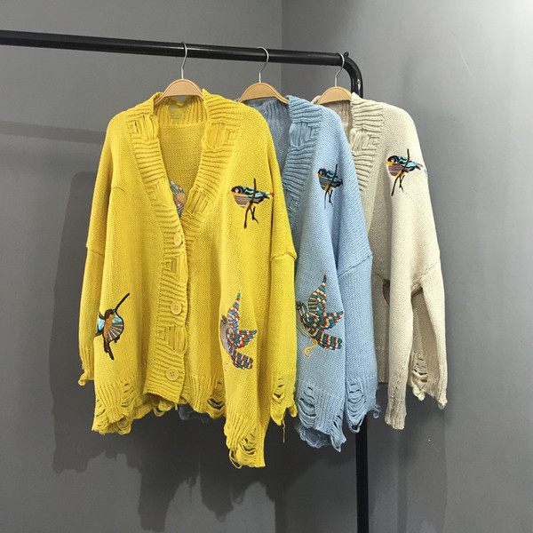 Stílusos női kardigán színes hímzéssel, szakadt motívumokkal