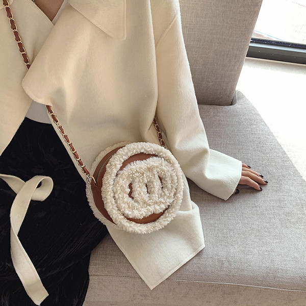 Modern női pehelytáska négy színben lánccal