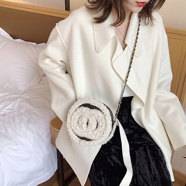 Modern női pehelytáska négy színben lánccal