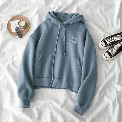 Fekete-kék női pulóver hímzéssel és kapucnival