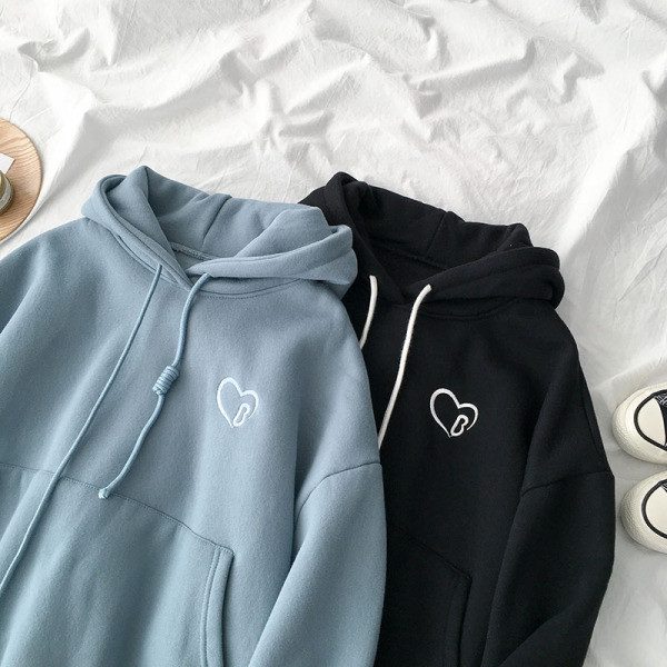 Fekete-kék női pulóver hímzéssel és kapucnival