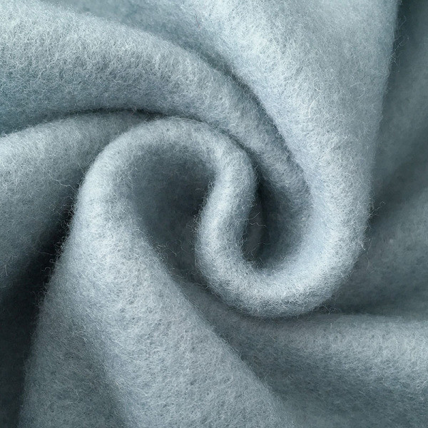 Fekete-kék női pulóver hímzéssel és kapucnival