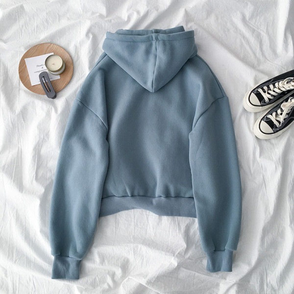 Fekete-kék női pulóver hímzéssel és kapucnival