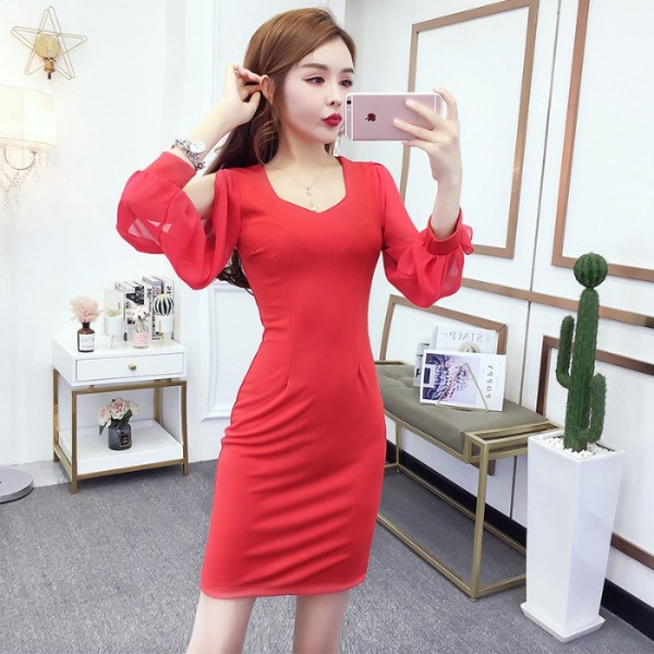 Modern női ruha hosszú ujjal és négyzet alakú nyakkivágással piros és fekete színben