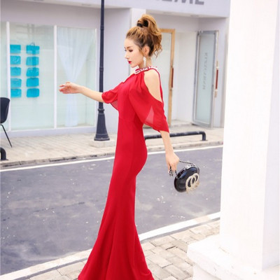 Modern női hosszú ruha csupasz vállakat fekete és piros színben