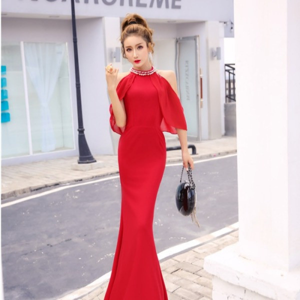 Modern női hosszú ruha csupasz vállakat fekete és piros színben