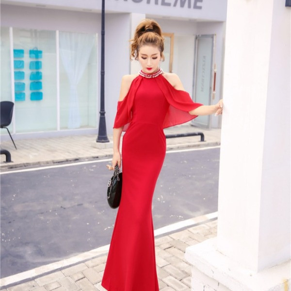 Modern női hosszú ruha csupasz vállakat fekete és piros színben