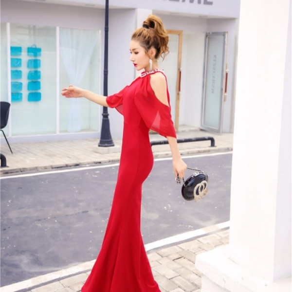 Modern női hosszú ruha csupasz vállakat fekete és piros színben