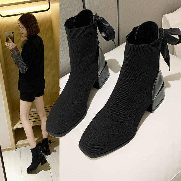 Stílusos női csizma öko velúrból fekete szalaggal