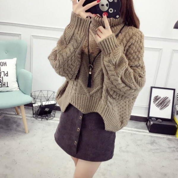 Modern női téli pulóver magas gallérral, aszimmetrikus mintával