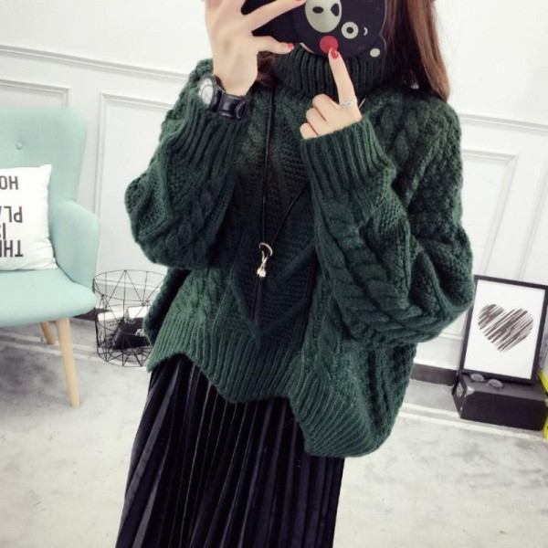 Modern női téli pulóver magas gallérral, aszimmetrikus mintával