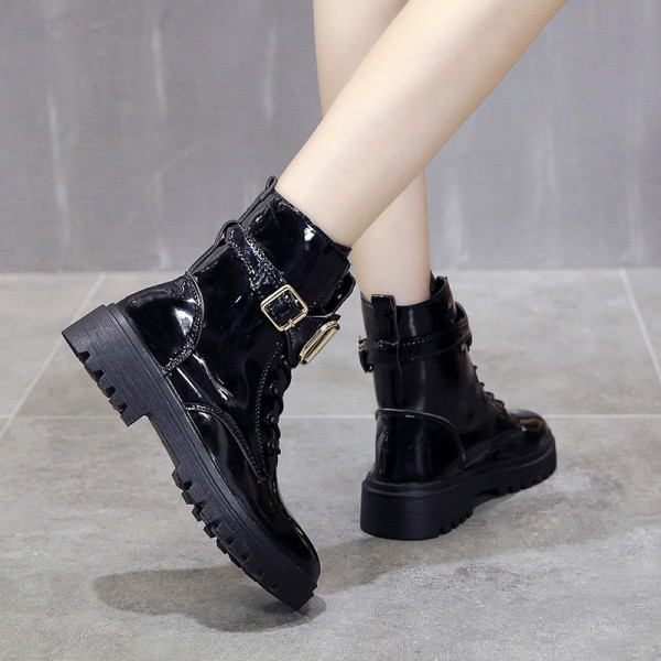 Női csizma ÚJ modell durva talppal, fém elemmel, két színben