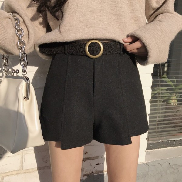 Aszimmetrikus rövidnadrág bézs és fekete övvel