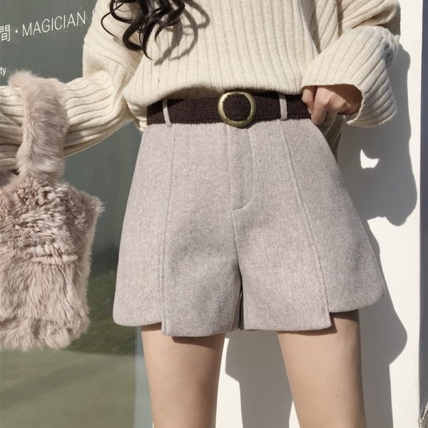 Aszimmetrikus rövidnadrág bézs és fekete övvel