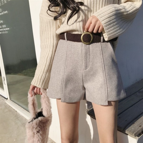 Aszimmetrikus rövidnadrág bézs és fekete övvel