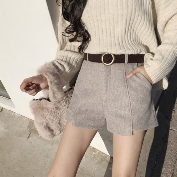 Aszimmetrikus rövidnadrág bézs és fekete övvel