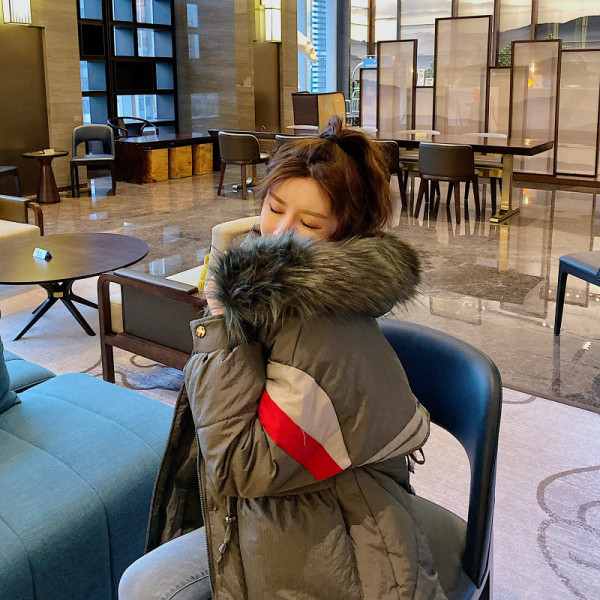 Hosszú téli kabát kapucnival és zsebekkel, két színben