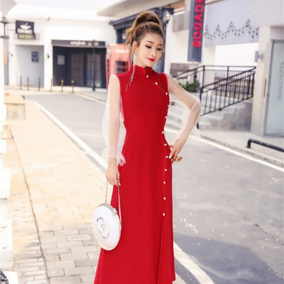 Modern női ruha gombokkal és magas gallérral fekete és piros színben