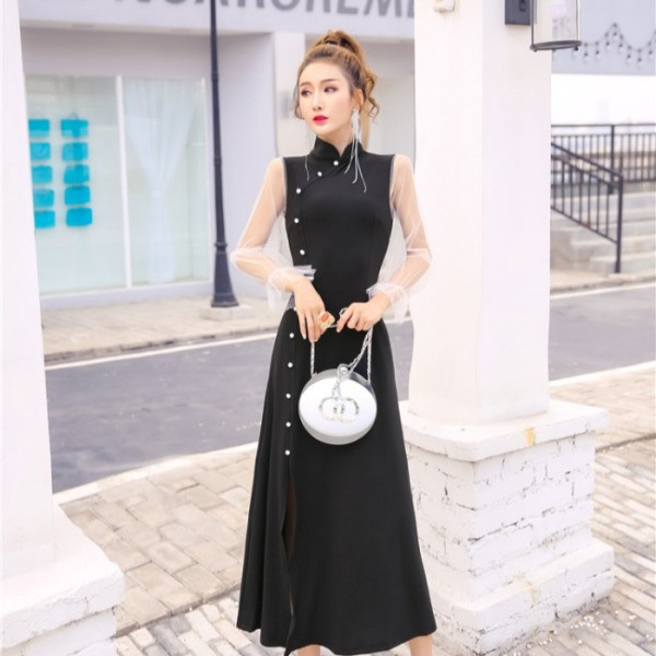 Modern női ruha gombokkal és magas gallérral fekete és piros színben