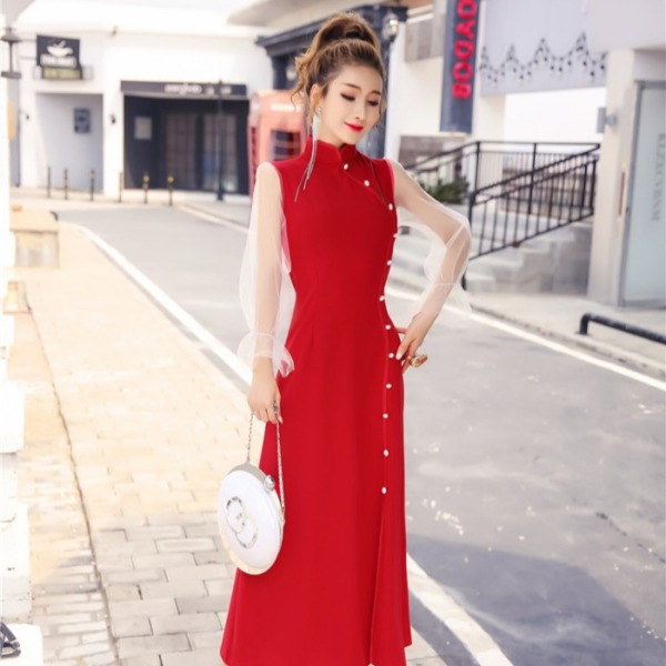 Modern női ruha gombokkal és magas gallérral fekete és piros színben