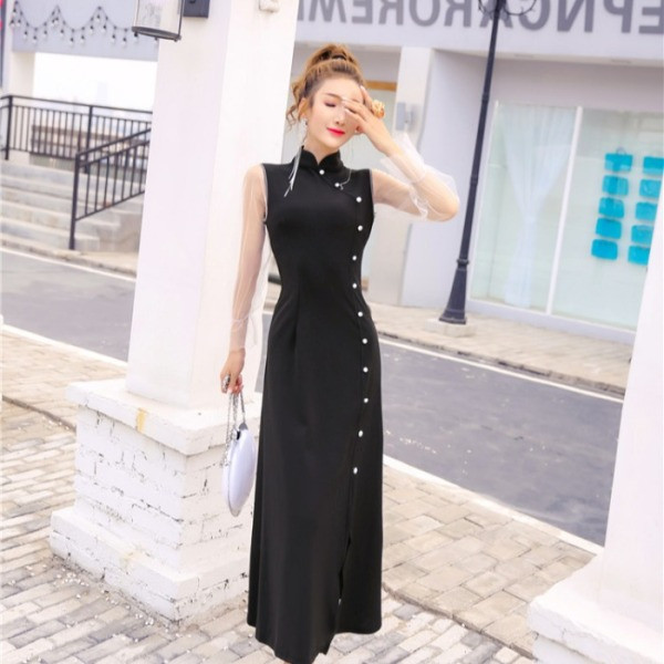 Modern női ruha gombokkal és magas gallérral fekete és piros színben