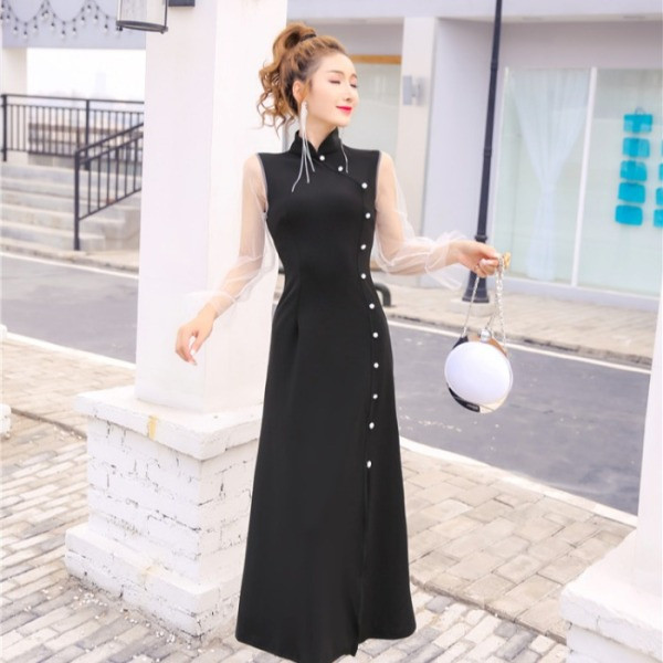 Modern női ruha gombokkal és magas gallérral fekete és piros színben