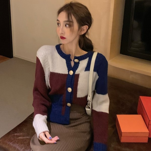 Rövid női kardigán gombokkal és színes mintával