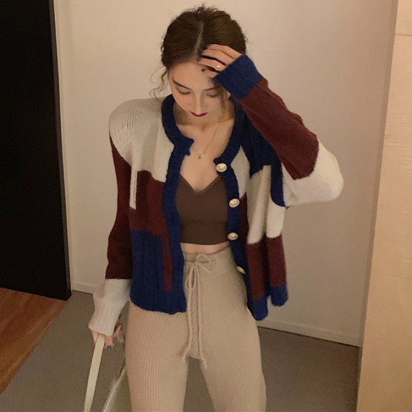 Rövid női kardigán gombokkal és színes mintával